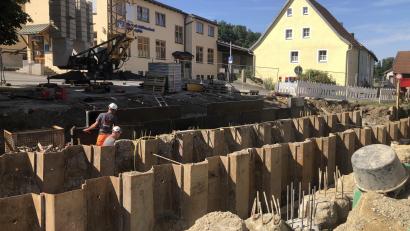 Bild: wro
Rechts und links des Netzbaches stehen Spundwände, damit die Fachleute sicher arbeiten können.