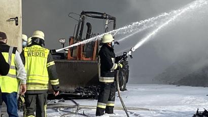 Archivbild: Gustl Beer
Mit 1000 Litern Löschschaum und zwei Millionen Litern Wasser bekämpfen die Weidener Feuerwehrleute im Oktober 2020 den Großbrand auf einem Firmengelände. Heute ist bekannt: Das Gemisch schädigte den Boden, womöglich das Grundwasser. Die genauen Folgen sind noch unklar.