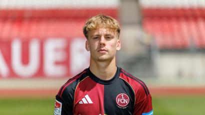 Bild: Daniel Karmann/dpa
Tim Janisch wurde in der vergangenen Saison in die erste Mannschaft des 1. FC Nürnberg befördert, heute ist er Stammspieler.