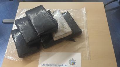 Bild: GPI Waidhaus / Roper
Bei einer Kontrolle auf der A 6 bei Waidhaus entdeckte die Polizei sieben Kilogramm Kokain in einem Auto.