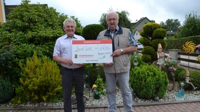 Bild: gi
Josef Eckl (links) hat zum Anlass seines 80. Geburtstages an Herbert Putzer, den Vorsitzenden der Kinderkrebshilfe Region Oberpfalz-Nord e.V., 1.450 Euro überreicht.