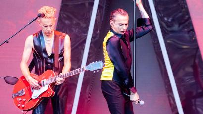 Archivbild: Christoph Soeder/dpa
Das britische Elektro-Duo Depeche Mode bringt mit „Depeche Mode: M“ einen neuen Konzertfilm auf die Kinoleinwände.
