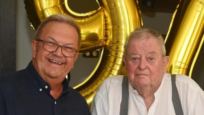 Bild: gf
Bürgermeister Martin Preuß (links) gratuliert Rudolf Bödecker mit Amberger Stadtgeld zum 90. Geburtstag