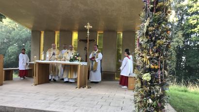 Bild: mma
Am Altar mit dem großen Kräuterbaum zelebrierten Pfarrer Thomas Eckert, Pfarrer Konrad Kummer, Diakon Georg Lindner und Pfarrer Michael Birner die Messe.