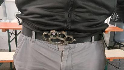 Bild: Bundespolizei
Ein 39-jähriger trug eine Gürtelschnalle, die aus einem Schlagring bestand und somit unter das Waffengesetz fällt.