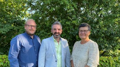 Bild: Evi Steiner-Böhm
Der Bürgermeister-Kandidat der Freien Wähler (FW) Birgland, Elmar Halk (Mitte), mit stellvertretender Vorsitzender Karin Fruth und Schatzmeister Daniel Braun.