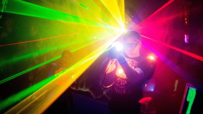 Symbolbild: Julian Stratenschulte/dpa
Seit Ende vergangenen Jahres ist die Lasertag-Halle in Marktredwitz geschlossen. Doch das Inventar zieht um, damit Fans bald wieder loslegen können.