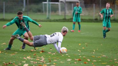 Archivbild: Dieter Jäschke
Eine Szene aus der vergangenen Saison: Ost-Spieler Max Wittmann (links) gewinnt den Zweikampf gegen einen Akteur der SpVgg SV II. Die beiden Weidener Derbys der Bezirksliga-Spielzeit 24/25 endeten 2:3 und 1:1 aus Sicht des FC-Ost.
