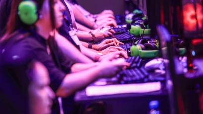 Bild: Oliver Berg/dpa
Auch dieses Jahr wird bei der Gamescom wieder großer Andrang an den Gaming-Computern erwartet. (Archivbild)