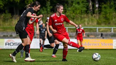 Bild: Loeffler, Jonas
Anna Luschner (rechts) und ihr TSV Theuern gewannen das Kirwa-Freundschaftsspiel gegen den SV Neusorg mit 1:0.