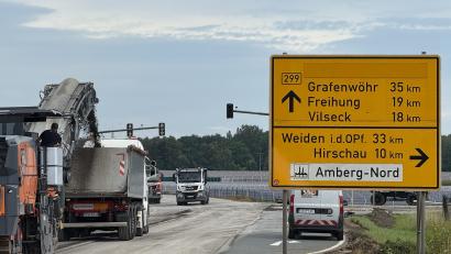 Bild: Petra Hartl
Die Bundesstraße 299 ist aktuell zwischen Amberg und Ursulapoppenricht gesperrt, weil sie saniert wird. Die Umleitung führt über Hirschau – was für viele Verkehrsteilnehmer einen weiten Umweg bedeutet.