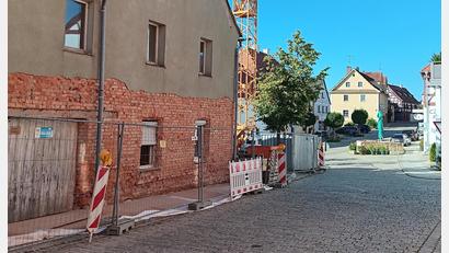 Bild: as
Ein zentraler Bestandteil für die Lebensqualität im Ort ist die Nahversorgung mit Dingen des täglichen Gebrauchs. In Bad Neualbenreuth wird dafür ein altes Gebäude (links) in einen neuen Dorfladen umgebaut. Ein kleineres, provisorisches Geschäft am Markt (blaues Haus) betreibt eine dörfliche Genossenschaft bereits seit 2023.