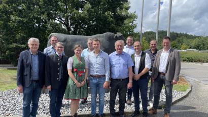 Bild: Armin Hofbauer/AELF Regensburg-Schwandorf
Helmut Melchner, Behördenleiter (v.l.), Matthias Irlbacher, RZO-Beirat und Vater des neuen Zuchtleiters, Dr. Christoph Härle, Referent am Landwirtschaftsministerium, Linda Lang, Sachgebietsleiterin, Herbert Wittmann, Beirat, der neue Zuchtleiter Lukas Irlbacher, Erich Pilhofer, Vorsitzender, Herbert Wittmann, Beirat, Clemens Spiegl, Geschäftsführer, und Michael Scherr, 2. Vorsitzender des RZO.