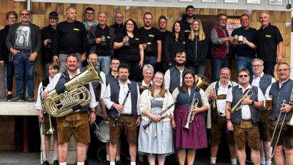 Bild: Christof Prechtl 
Bierprobe der Freiwilligen Feuerwehr Unterlind mit dem frisch gebrauten Festbier bei der Brauerei Hütten in Warmensteinach, musikalisch begleite tvon dier Festkapelle „Original Fichtelgebirgsmusikanten“.