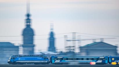 Bild: Robert Michael/dpa/dpa-tmn
Von 2031 an soll es eine deutlich bessere Bahnverbindung zwischen München und Prag geben.