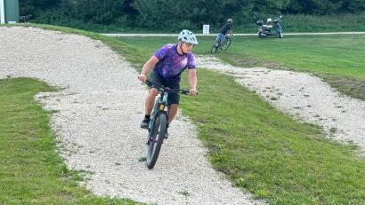 Bild: Moritz Koberstein
Mit Schwung geht ein Jugendlicher den Parcours des neuen Ammerthaler Dirtparks an.