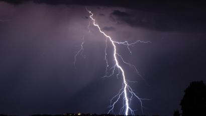 Symbolbild: Robert Michael/dpa
Gewitter und Sonne wechseln sich am Wochenende ab.