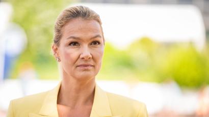 Bild: Daniel Reinhardt/dpa
Die ehemalige Ausnahmeschwimmerin Franziska van Almsick kämpft bis heute mit einer Essstörung. (Archivbild)