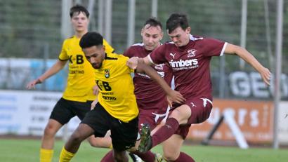 Bild: Hubert Ziegler
Jamario Carswell (links) und der FC Amberg dürfen sich bei den Sportfreunden Upo auf ein heißes Duell einstellen.