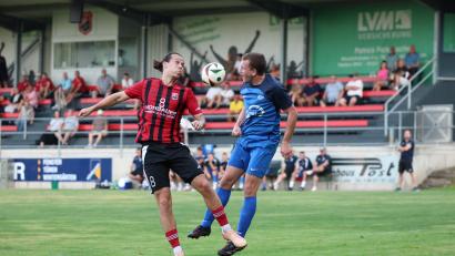 Bild: Dieter Jäschke
David Bezdicka (links), hier im Luftkampf gegen Philipp Hopper vom FC Teisbach, erzielte das 1:0 und 3:0 für den SC Luhe-Wildenau