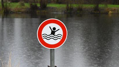 Symbolbild: Uwe Zucchi/dpa
Eine Krankenschwester, die ebenfalls am See war, reanimierte den Senior erfolgreich.
