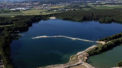 Archivbild: ggö
Ein Unbekannter hat in Schwandorf am Klausensee Bäume ausgerissen und Fäkalien verteilt.