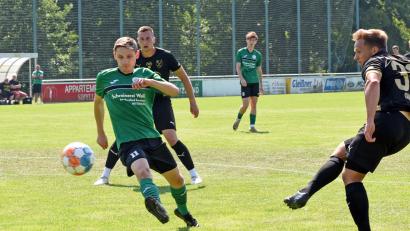 Bild: Gebert
Der Tirschenreuther Michael Gmeiner (rechts) kommt beim 5:1-Sieg gegen den SV Mitterteich II vor Julian Enders zum Schuss. Am Sonntag gastiert der FC bei der SG Selb-Plößberg/Schönwald.