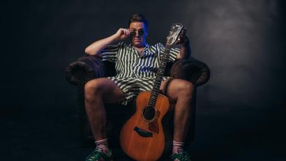 Bild: Thomas Willibald
Als moderner Gstanzler, bayerischer Rockstar, Improvisateur und Liedermacher kommt Oimara nach Schwandorf.