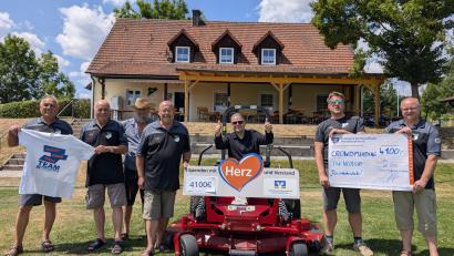 Bild: TSV Neudorf
Bei der Übergabe des neuen Rasenspindelmähers ist die Freude groß über die Summe, die beim Crowdfunding zusammen kam.