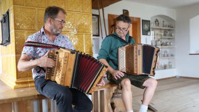 Bild: Eva Gröninger/Freilandmuseum Oberpfalz/exb
Stubenmusiker ziehen beim Harmonikatag von Ort zu Ort und bringen das Freilandmuseum Oberpfalz zum Klingen.