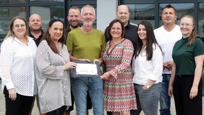 Bild: Stephan Landgraf/exb
Aus der Region für die Region: Stefanie Sperrer (Dritte von links), Vorsitzende des Vereins „Just Friends", und die Vorstandsmitglieder Katrin Sperrer, Stefan Ott, Michael Forster, Ilona Forster, Thomas Binner, Irina Neuber, Bekim Kastrati und Leonie Binner (von links) überreichten dem Vorsitzenden des Vereins „HPZ-RehaSport“ , Thomas Fritsch (Fünfter von links), eine Spende von 1000 Euro.