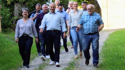 Bild: Angela Ertl
Zweiter Bürgermeister Thorsten Grädler (vorne Mitte) und sein Team sind zu Fuß unterwegs, um direkt mit den Bürgerinnen und Bürgern ins Gespräch zu kommen.