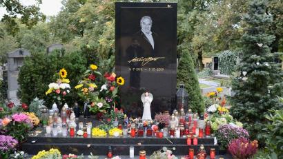 Bild: Michael Heitmann/dpa
Am Grab des tschechischen Sängers Karel Gott auf dem Malvazinky-Friedhof stehen frische Blumen und brennende Kerzen. (Archivbild)