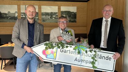 Bild: STEWOG Marktredwitz (Hanna Gimmel)
Oberbürgermeister Oliver Weigel (rechts) und Leitender Baudirektor sowie STEWOG-Geschäftsführer Stefan Büttner (links) dankten Max Wittmann (Mitte) für sein Engagement rund um die Marktredwitzer Stadtentwicklung.