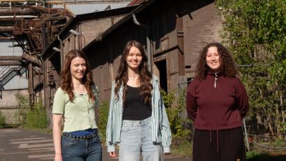 Bild: Bernhard Dobler
Die drei Studentinnen bei der Maxhütte. Annika König, Annika Weigl und Leanne Dübendorfer (von links) haben einen Film über das Wahrzeichen von Sulzbach-Rosenberg gemacht.