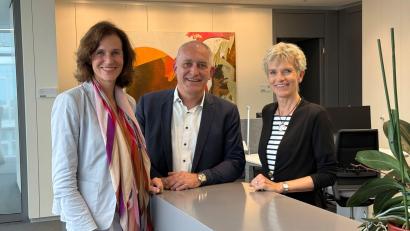 Bild: Christof Rührmair/dpa
Birgit Steinborn (r) legt ihr Mandat als Gesamtbetriebsratsvorsitzende nach elfeinhalb Jahren nieder. Die Siemens-Personalchefin Judith Wiese (l) und der zweite Vorsitzende der IG Metall, Jürgen Kerner würdigten ihre Arbeit. (Archivbild)