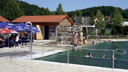 Bild: Naturbad Königstein
Im Naturbad Königstein gibt es Freizeitaktivitäten für große und kleine Wasser-Begeisterte.
