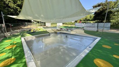 Bild: gri
Zwei große Sonnensegel überspannen den Kleinkinderbereich im Freibad Freudenberg.