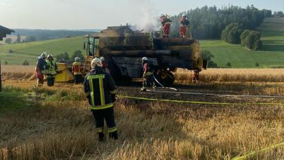 Bild: PI Hof
Ein Mähdrescher geriet bei Arbeiten auf einem Feld in Leupoldsgrün in Brand. Die Feuerwehr konnte Schlimmeres verhindern.