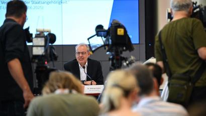 Bild: Britta Pedersen/dpa
Der Leiter des Verfassungsschutzes legt die Begründung dafür vor, warum die AfD in Brandenburg als gesichert rechtsextremistische Bestrebung eingestuft wird.