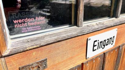 Bild: Gabi Schönberger
Der Schafferhof in Neuhaus hat sich der von Regensburger Wirten initiierten Aktion gegen Rassismus angeschlossen.
