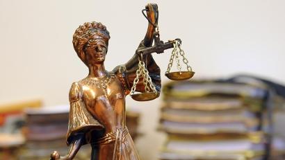 Symbolbild: Britta Pedersen/dpa
Ein Häftling hat eine Justizbedienstete denunziert. Dafür bleibt er fünf Monate länger in Haft.