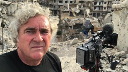 Bild: Leszek Sailer/exb
Als Kameramann ist Hans Fischer überall dort gefragt, wo sich Konflikte auftun. Hier steht er vor den Ruinen der syrischen Stadt Homs.