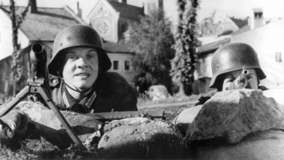 Archivbild:  Maurizio Gambarini dpa/lno
Volker Lechtenbrink und Fritz Wepper verteidigen "die Brücke". Der Film ist in Cham enstanden.