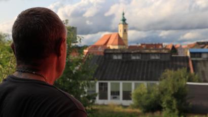 Bild: olr
50 Jahre lang war Ulrich Schneck Glasmacher bei Nachtmann. Erst in Neustadt, später in Weiden. Von seiner Terrasse blickt er auf seine alte Arbeitsstätte.