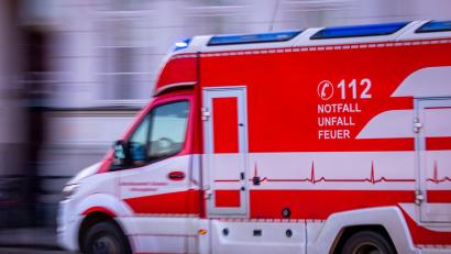 Symbolbild: Jens Büttner/dpa
Notärzte im Einsatz: Zwei Mädchen mussten nach einem Badeunfall in einem Baggersee bei Schweinfurt reanimiert werden.