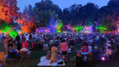 Bild: Kunz
Das Finale der Weidener Sommerserenaden setzte auf farbigen Ambientebeleuchtung, die den Max-Reger-Park nach Einbruch der Dunkelheit in ein stimmungsvolles Lichtermeer verwandelten.
