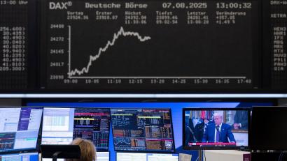 Bild: Boris Roessler/dpa
Der Zollstreit sorgt für Umsatzeinbußen, aber viele Dax-Konzerne verdienen trotzdem noch gut. (Symbolbild)