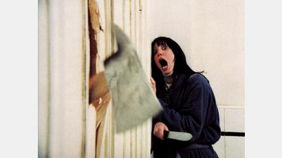 Bild: picture alliance/dpa/United Archives | Impress
Wendy (Shelley Duvall) kann dem Wahnsinn nicht entkommen. Auch die verschlossene Badezimmertür wird sie nicht vor ihrem mordlustigen Ehemann Jack (Jack Nicholson) in Stanley Kubricks Horrorklassiker "Shining" schützen.