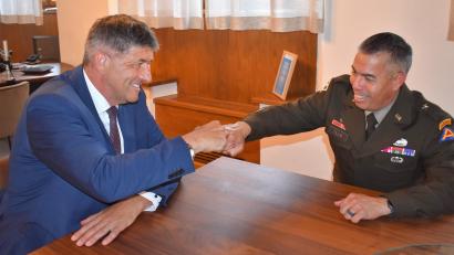 Bild: rgr
Der neue Brigadegeneral Terry R. Tillis des 7. US-Armee Ausbildungskommandos besuchte am Donnerstag Bürgermeister Edgar Knobloch (links) im Rathaus.